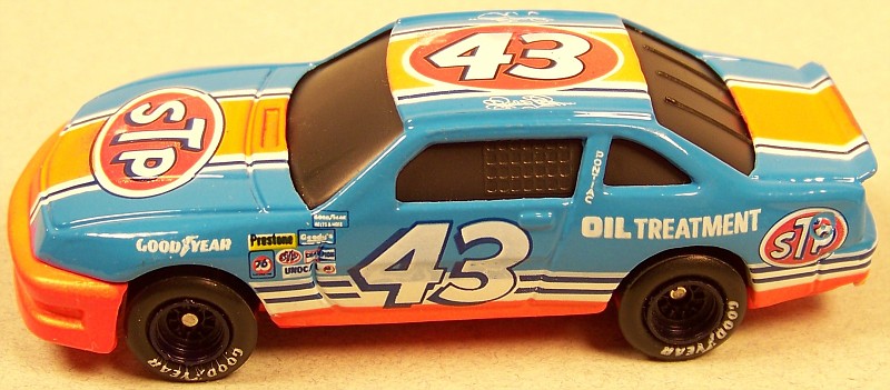 Racing Action Platinum Series Kyle Petty 1/64 Stock Car W/Display Case LE 1995 